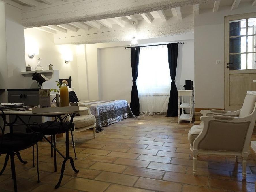 Les Gites Du Domaine De Rhodes أفينيون الغرفة الصورة